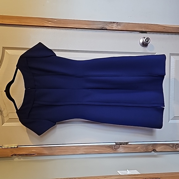 Tahari Arthur S. Levine petite size 4 dress. Does not come with a belt - Picture 4 of 9